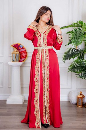 جلابية نسائية لون أحمر مزينة بتطريز ذهبي و بأزرار من الأمام و بحزام في الخصر مزين بفصوص من الاكسسوار 