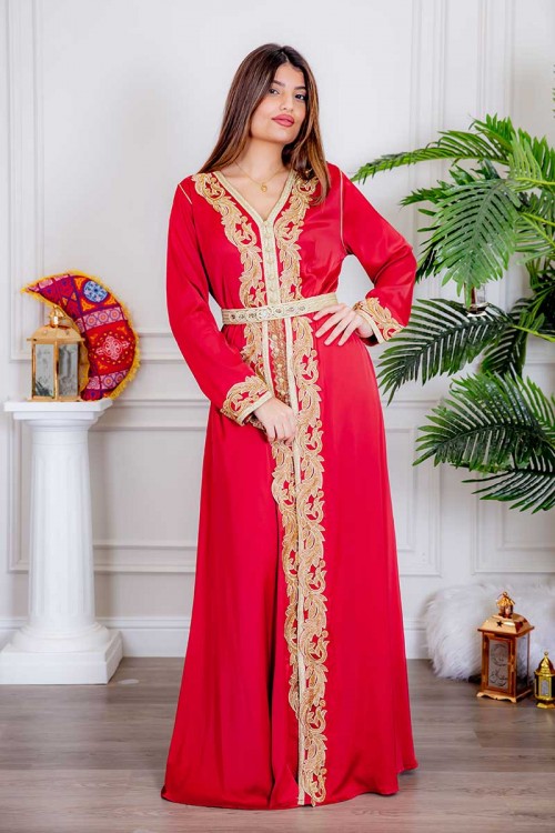 جلابية نسائية لون أحمر مزينة بتطريز ذهبي و بأزرار من الأمام و بحزام في الخصر مزين بفصوص من الاكسسوار