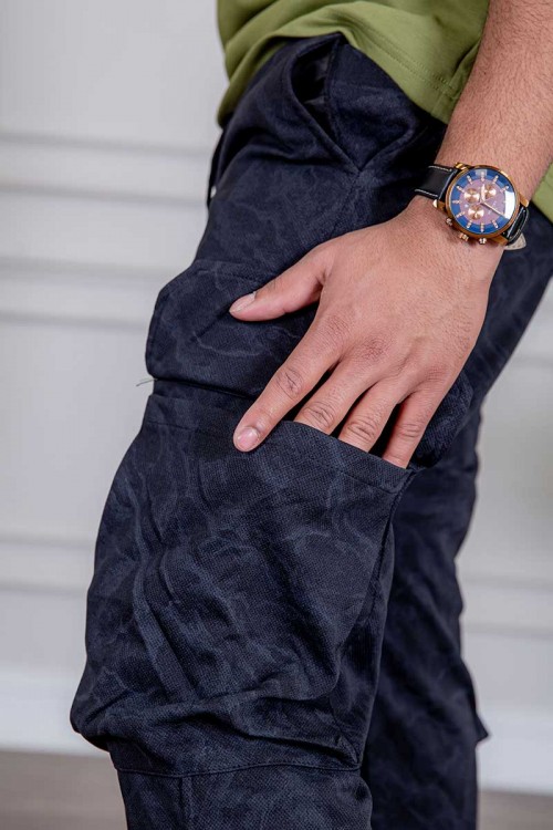 بنطلون رجالي ستريتش لون كحلي بجيوب من الجانبين و برباط في الخصر