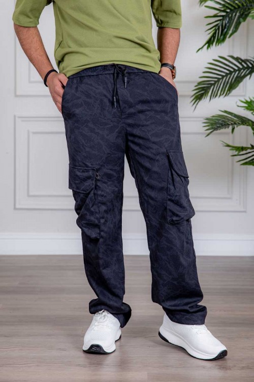 بنطلون رجالي ستريتش لون كحلي بجيوب من الجانبين و برباط في الخصر