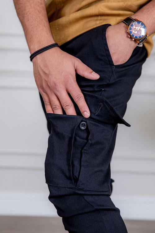 بنطلون رجالي لون أسود بجيوب من الجانبين و الخلف و برباط في الخصر