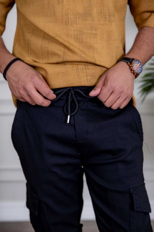 بنطلون رجالي لون أسود بجيوب من الجانبين و الخلف و برباط في الخصر