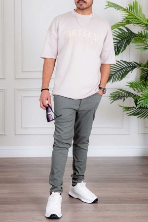 تيشيرت رجالي لون بيج فاتح بكتابات و رسومات من الأمام و الخلف 