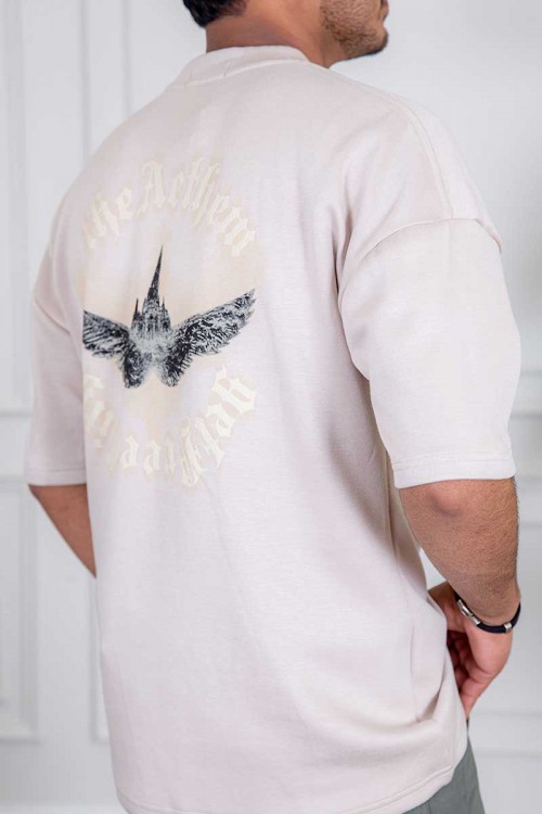 تيشيرت رجالي لون بيج فاتح بكتابات و رسومات من الأمام و الخلف