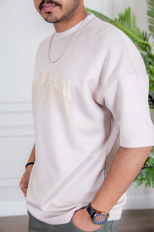 تيشيرت رجالي لون بيج فاتح بكتابات و رسومات من الأمام و الخلف