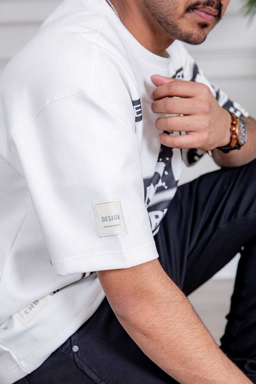 تيشيرت رجالي لون أبيض بكتابات و طبعات من الأمام و الأكمام و الخلف