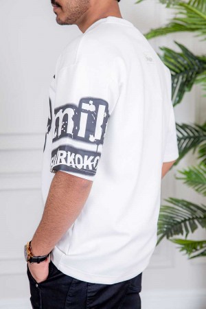 تيشيرت رجالي لون أبيض بكتابات و طبعات من الأمام و الأكمام و الخلف