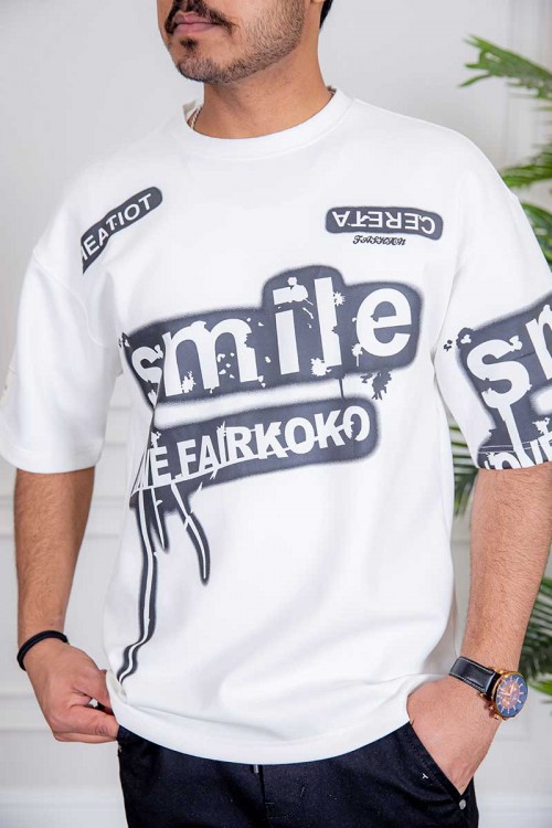 تيشيرت رجالي لون أبيض بكتابات و طبعات من الأمام و الأكمام و الخلف