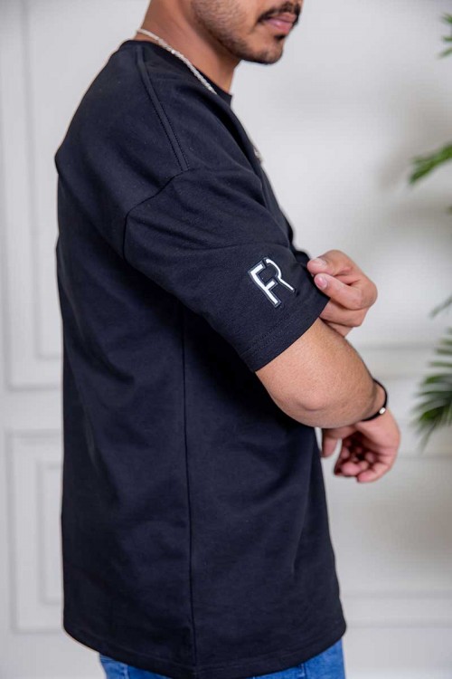 تيشيرت رجالي لون أسود بكتابات و حرف الـ R من الأمام و الأكمام