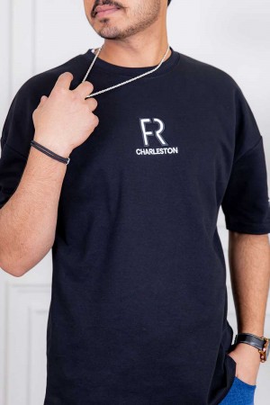 تيشيرت رجالي لون أسود بكتابات و حرف الـ R من الأمام و الأكمام 