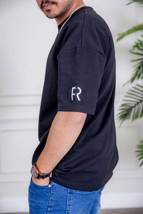 تيشيرت رجالي لون أسود بكتابات و حرف الـ R من الأمام و الأكمام