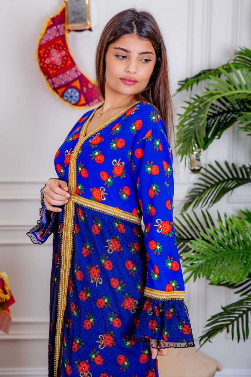 جلابية نسائية ماكسي لون أزرق مزينة بالورود بتطريز ذهبي من الأطراف و بقماش شيفون من الأمام و الأكمام و رباط من الخلف