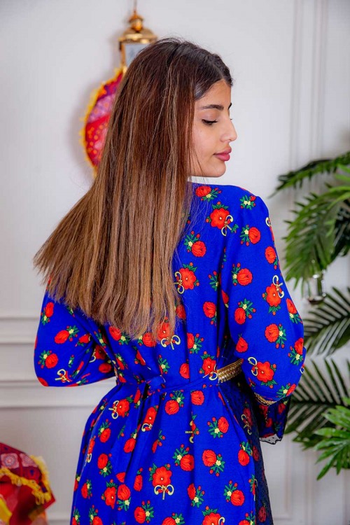 جلابية نسائية ماكسي لون أزرق مزينة بالورود بتطريز ذهبي من الأطراف و بقماش شيفون من الأمام و الأكمام و رباط من الخلف