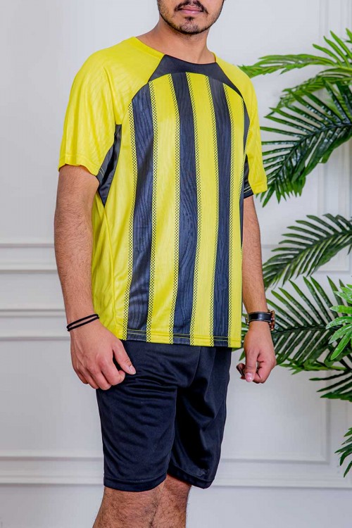 طقم رياضي رجالي قطعتين تيشيرت باللون الأصفر و الأسود و شورت باللون الأسود برباط في الخصر