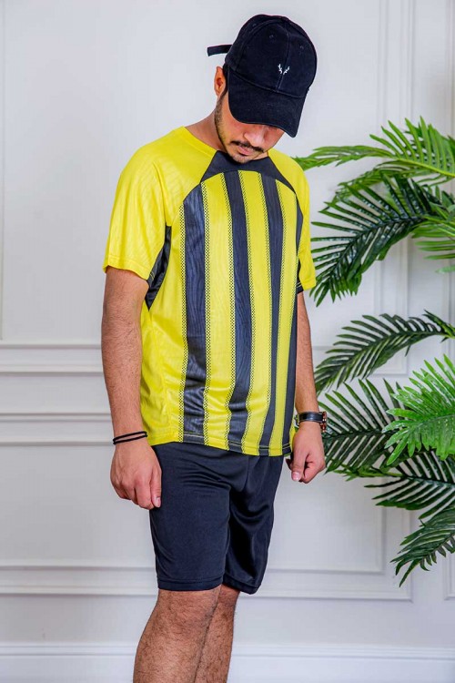 طقم رياضي رجالي قطعتين تيشيرت باللون الأصفر و الأسود و شورت باللون الأسود برباط في الخصر