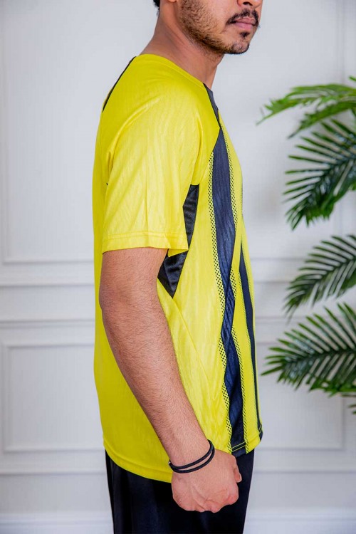 طقم رياضي رجالي قطعتين تيشيرت باللون الأصفر و الأسود و شورت باللون الأسود برباط في الخصر