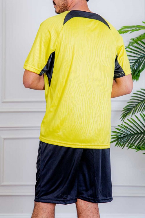 طقم رياضي رجالي قطعتين تيشيرت باللون الأصفر و الأسود و شورت باللون الأسود برباط في الخصر