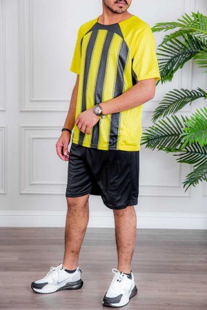 طقم رياضي رجالي قطعتين تيشيرت باللون الأصفر و الأسود و شورت باللون الأسود برباط في الخصر 