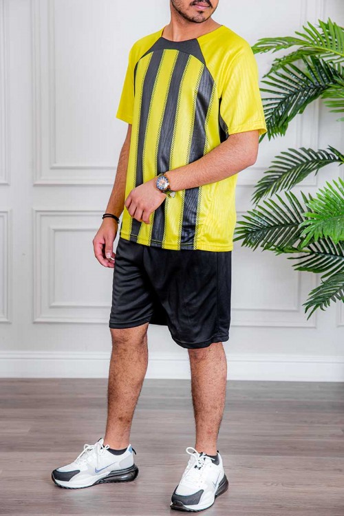 طقم رياضي رجالي قطعتين تيشيرت باللون الأصفر و الأسود و شورت باللون الأسود برباط في الخصر