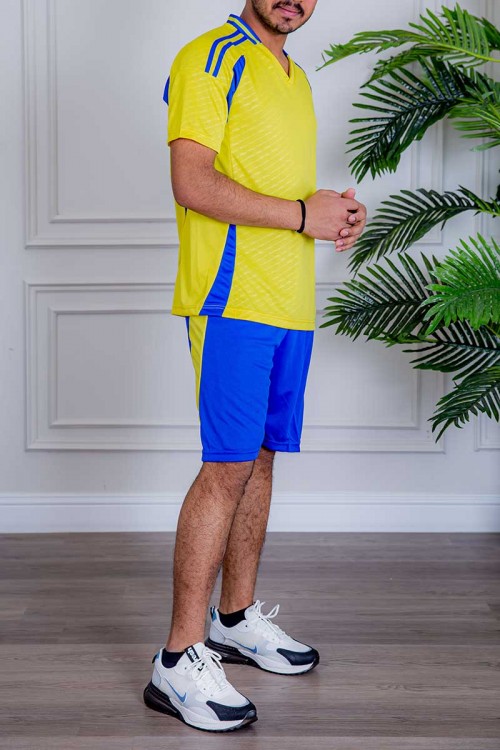 طقم رياضي رجالي قطعتين تيشيرت باللون الأصفر و الأزرق و شورت باللون الأزرق برباط في الخصر
