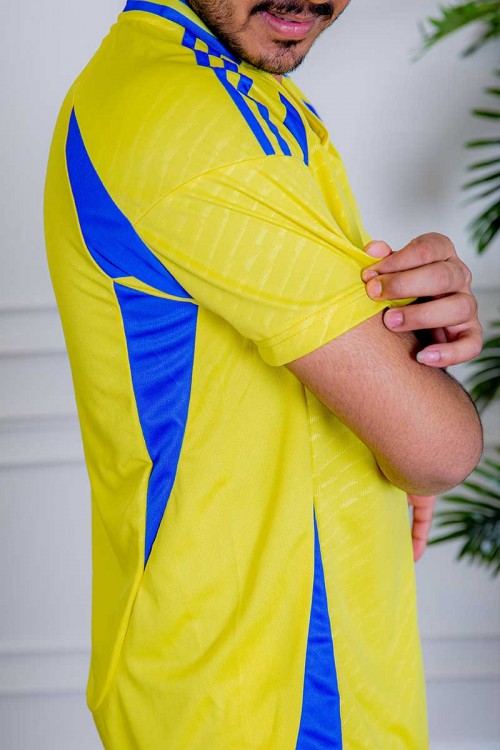 طقم رياضي رجالي قطعتين تيشيرت باللون الأصفر و الأزرق و شورت باللون الأزرق برباط في الخصر