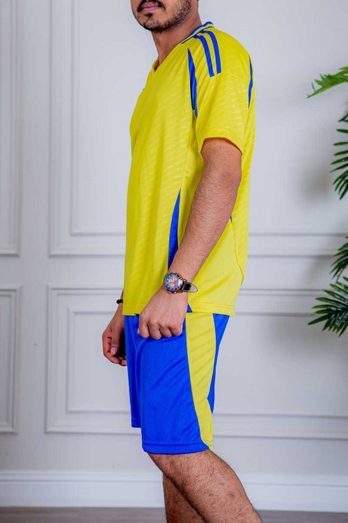 طقم رياضي رجالي قطعتين تيشيرت باللون الأصفر و الأزرق و شورت باللون الأزرق برباط في الخصر