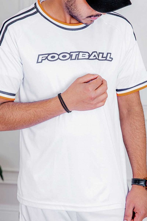 طقم رياضي رجالي قطعتين تيشيرت باللون الأبيض المخطط بالأسود و البرتقالي بطبعات وكتابات من الأمام و الخلف و شورت باللون الأبيض المخطط من الجانبين برباط في الخصر