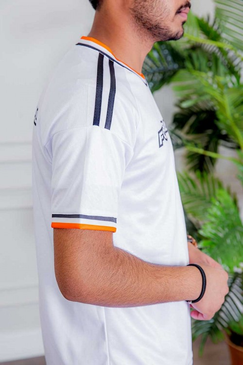 طقم رياضي رجالي قطعتين تيشيرت باللون الأبيض المخطط بالأسود و البرتقالي بطبعات وكتابات من الأمام و الخلف و شورت باللون الأبيض المخطط من الجانبين برباط في الخصر