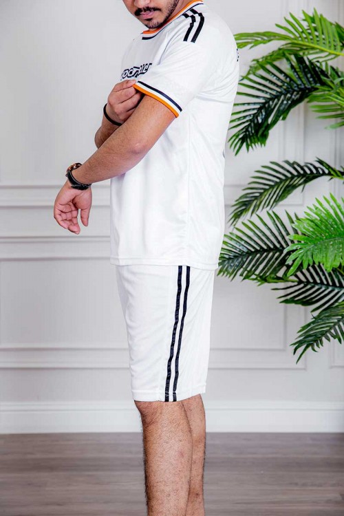 طقم رياضي رجالي قطعتين تيشيرت باللون الأبيض المخطط بالأسود و البرتقالي بطبعات وكتابات من الأمام و الخلف و شورت باللون الأبيض المخطط من الجانبين برباط في الخصر