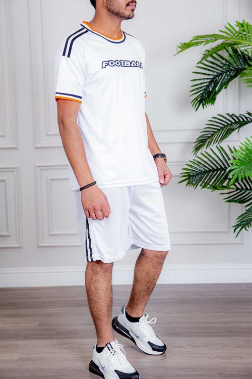 طقم رياضي رجالي قطعتين تيشيرت باللون الأبيض المخطط بالأسود و البرتقالي بطبعات وكتابات من الأمام و الخلف و شورت باللون الأبيض المخطط من الجانبين برباط في الخصر
