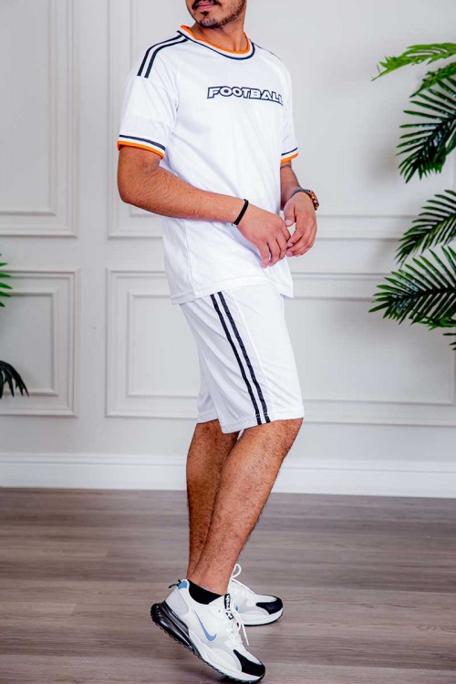 طقم رياضي رجالي قطعتين تيشيرت باللون الأبيض المخطط بالأسود و البرتقالي بطبعات وكتابات من الأمام و الخلف و شورت باللون الأبيض المخطط من الجانبين برباط في الخصر