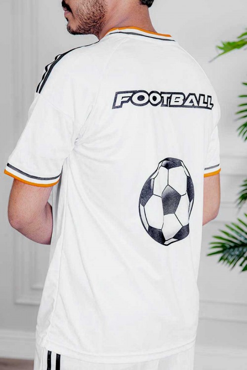 طقم رياضي رجالي قطعتين تيشيرت باللون الأبيض المخطط بالأسود و البرتقالي بطبعات وكتابات من الأمام و الخلف و شورت باللون الأبيض المخطط من الجانبين برباط في الخصر