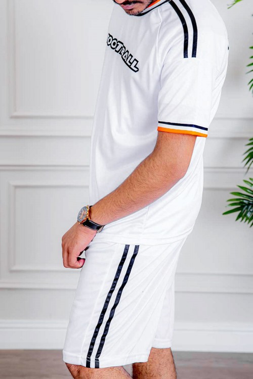 طقم رياضي رجالي قطعتين تيشيرت باللون الأبيض المخطط بالأسود و البرتقالي بطبعات وكتابات من الأمام و الخلف و شورت باللون الأبيض المخطط من الجانبين برباط في الخصر