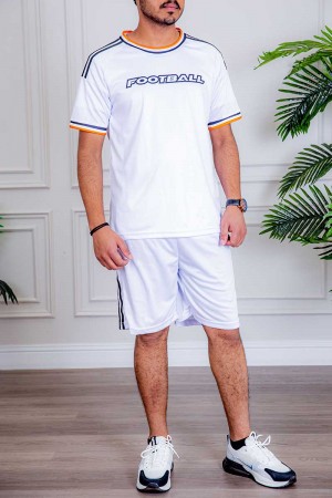 طقم رياضي رجالي قطعتين تيشيرت باللون الأبيض المخطط بالأسود و البرتقالي بطبعات وكتابات من الأمام و الخلف و شورت باللون الأبيض المخطط من الجانبين برباط في الخصر 