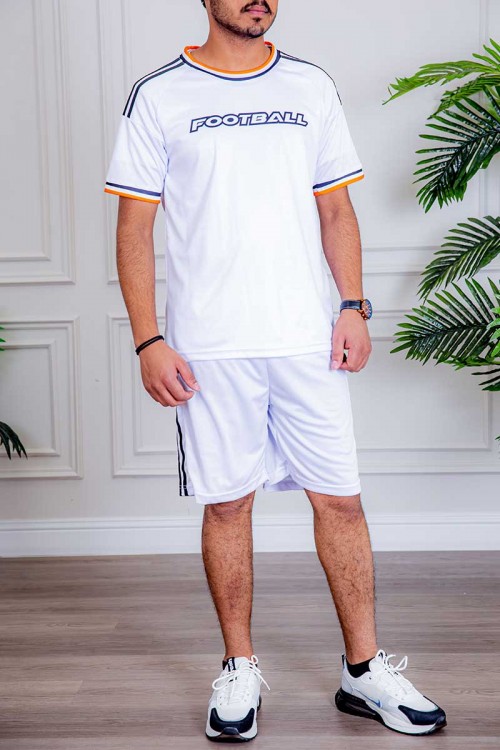 طقم رياضي رجالي قطعتين تيشيرت باللون الأبيض المخطط بالأسود و البرتقالي بطبعات وكتابات من الأمام و الخلف و شورت باللون الأبيض المخطط من الجانبين برباط في الخصر