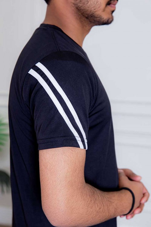 طقم رياضي رجالي قطعتين تيشيرت و شورت باللون الأسود المخطط بالأبيض من الجانبين