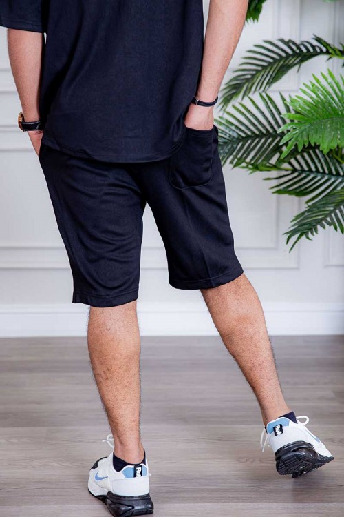 طقم رياضي رجالي بلوزة لون أسود بياقة مطوية و أزرار و كتابات من الأمام و شورت لون أسود بكتابات من الأمام و رباط في الخصر