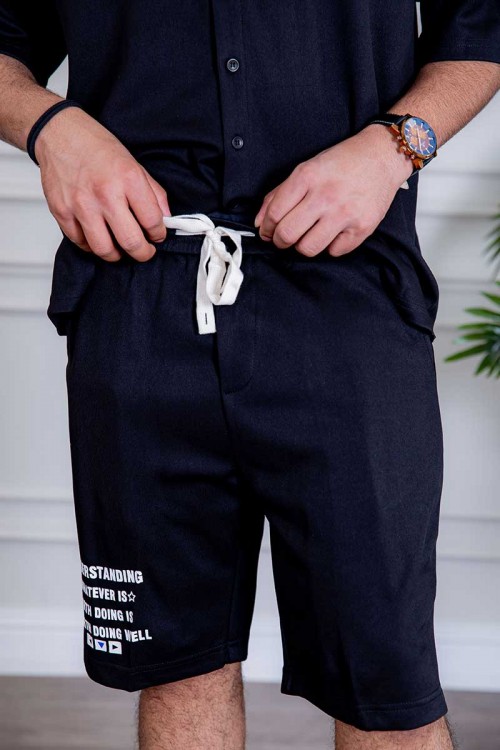 طقم رياضي رجالي بلوزة لون أسود بياقة مطوية و أزرار و كتابات من الأمام و شورت لون أسود بكتابات من الأمام و رباط في الخصر