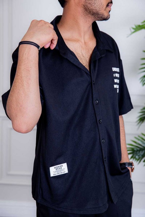 طقم رياضي رجالي بلوزة لون أسود بياقة مطوية و أزرار و كتابات من الأمام و شورت لون أسود بكتابات من الأمام و رباط في الخصر