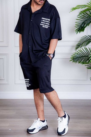 طقم رياضي رجالي بلوزة لون أسود بياقة مطوية و أزرار و كتابات من الأمام و شورت لون أسود بكتابات من الأمام و رباط في الخصر 