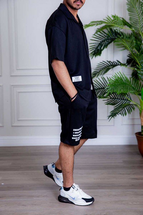 طقم رياضي رجالي بلوزة لون أسود بياقة مطوية و أزرار و كتابات من الأمام و شورت لون أسود بكتابات من الأمام و رباط في الخصر