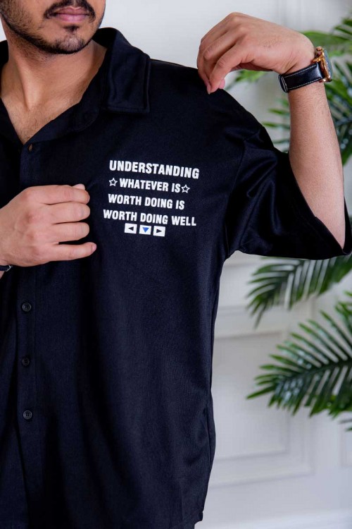 طقم رياضي رجالي بلوزة لون أسود بياقة مطوية و أزرار و كتابات من الأمام و شورت لون أسود بكتابات من الأمام و رباط في الخصر