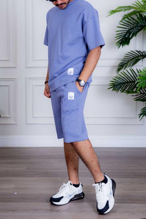 طقم رياضي رجالي تيشيرت و شورت لون موف بطبعات و جيوب من الأمام و الخلف و رباط في الخصر