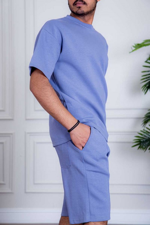 طقم رياضي رجالي تيشيرت و شورت لون موف بطبعات و جيوب من الأمام و الخلف و رباط في الخصر