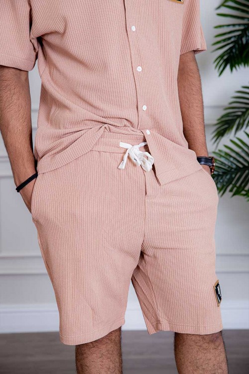 طقم رياضي رجالي بلوزة لون خربزي بياقة مطوية و أزرار و طبعات من الأمام و شورت لون خربزي بجيوب و رباط في الخصر