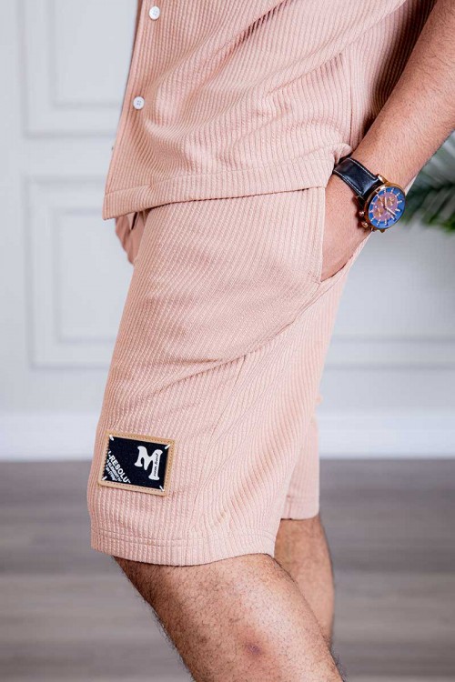 طقم رياضي رجالي بلوزة لون خربزي بياقة مطوية و أزرار و طبعات من الأمام و شورت لون خربزي بجيوب و رباط في الخصر