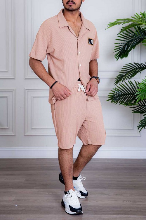 طقم رياضي رجالي بلوزة لون خربزي بياقة مطوية و أزرار و طبعات من الأمام و شورت لون خربزي بجيوب و رباط في الخصر