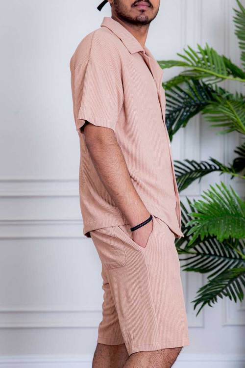 طقم رياضي رجالي بلوزة لون خربزي بياقة مطوية و أزرار و طبعات من الأمام و شورت لون خربزي بجيوب و رباط في الخصر