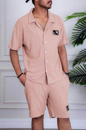طقم رياضي رجالي بلوزة لون خربزي بياقة مطوية و أزرار و طبعات من الأمام و شورت لون خربزي بجيوب و رباط في الخصر 