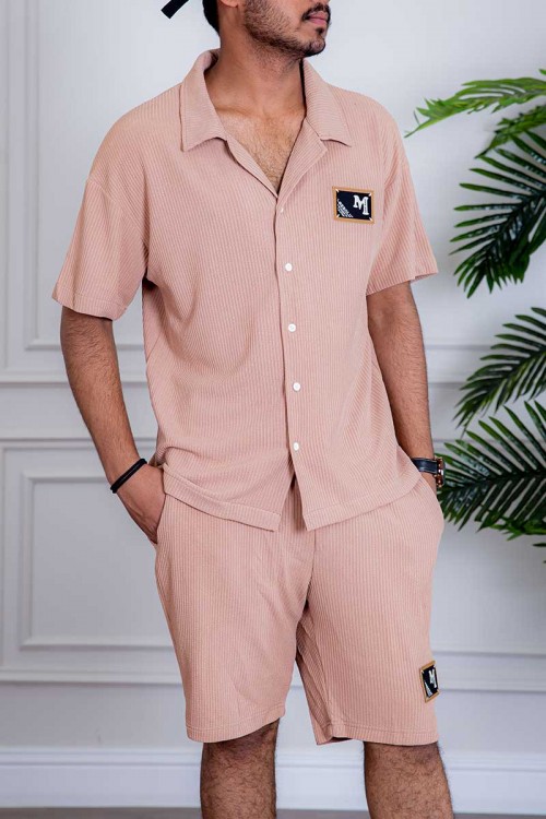 طقم رياضي رجالي بلوزة لون خربزي بياقة مطوية و أزرار و طبعات من الأمام و شورت لون خربزي بجيوب و رباط في الخصر